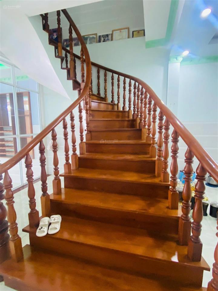 Bán gấp nhà 1 trệt 1 lầu, ngang 4.2m, dt 324m2, mặt tiền đt 824 sát bella villa trần anh xã đức hòa