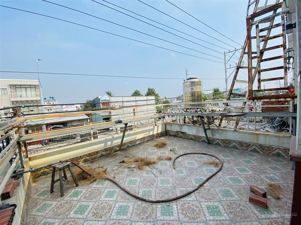 Bán gấp nhà 1 trệt 1 lầu, ngang 4.2m, dt 324m2, mặt tiền đt 824 sát bella villa trần anh xã đức hòa