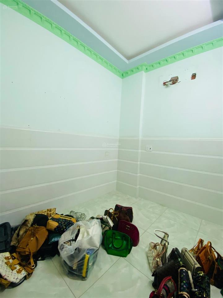 Bán gấp nhà 1 trệt 1 lầu, ngang 4.2m, dt 324m2, mặt tiền đt 824 sát bella villa trần anh xã đức hòa