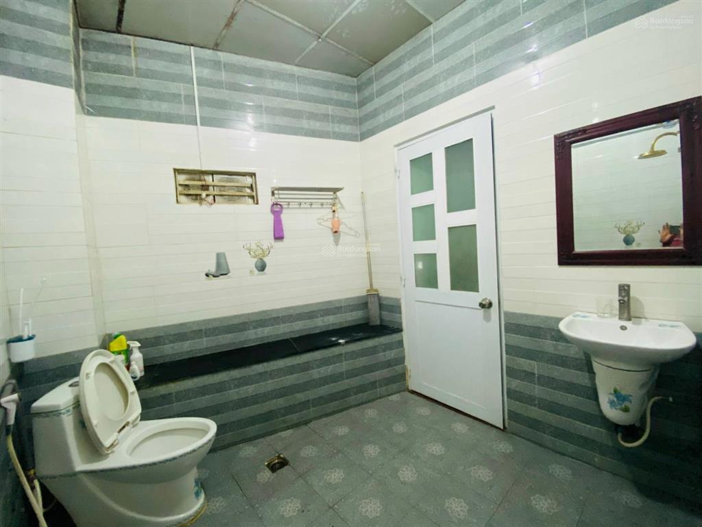 Bán gấp nhà 1 trệt 1 lầu, ngang 4.2m, dt 324m2, mặt tiền đt 824 sát bella villa trần anh xã đức hòa