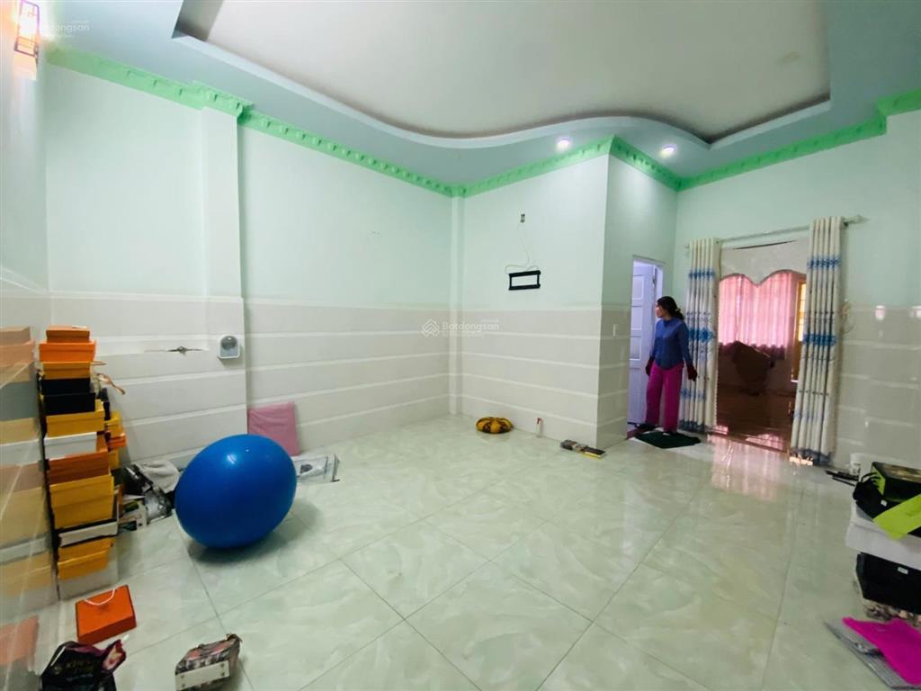 Bán gấp nhà 1 trệt 1 lầu, ngang 4.2m, dt 324m2, mặt tiền đt 824 sát bella villa trần anh xã đức hòa