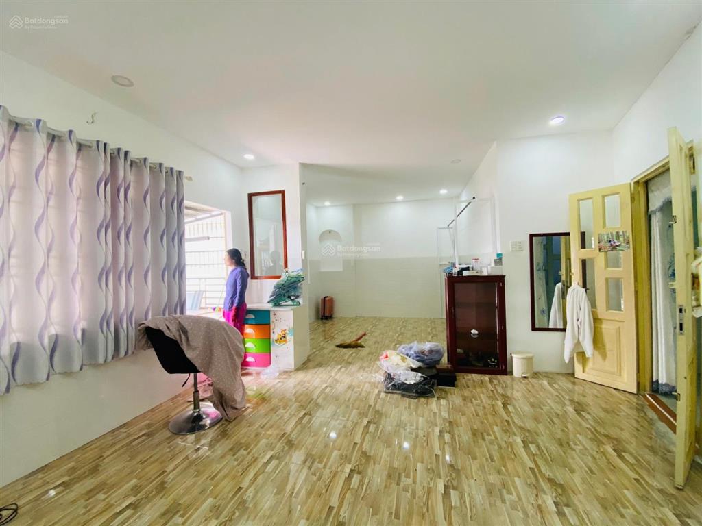 Bán gấp nhà 1 trệt 1 lầu, ngang 4.2m, dt 324m2, mặt tiền đt 824 sát bella villa trần anh xã đức hòa
