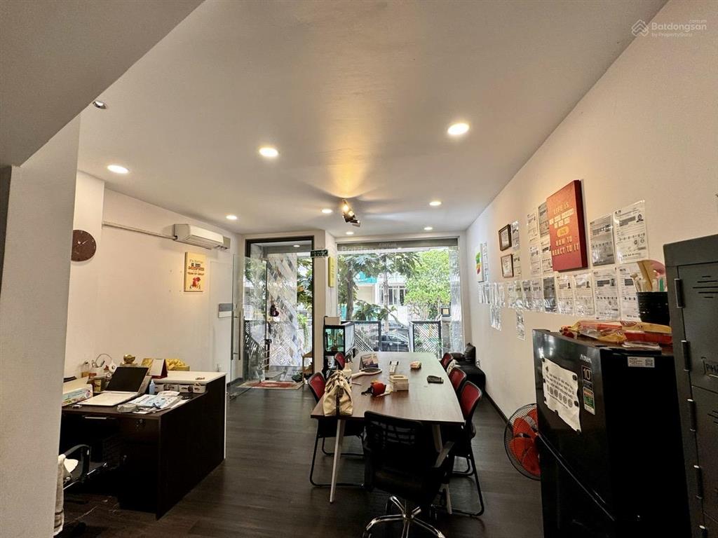 Cho thuê nhà phố tk văn phòng kdc himlam nhà sạch sẽ + mới dt 5x20m2 giá 55tr/th  0908 935 ***