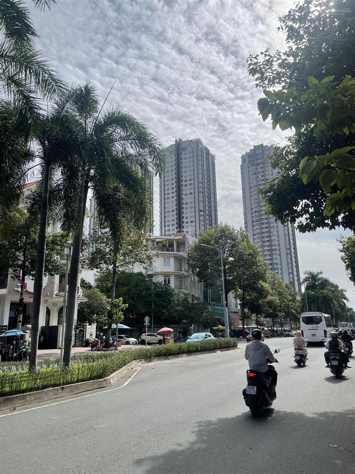 Cho thuê căn góc 2 mt đắc địa đ.nguyễn thị thập himlam 200m2 có thang máy giâ 190tr  0908 935 ***