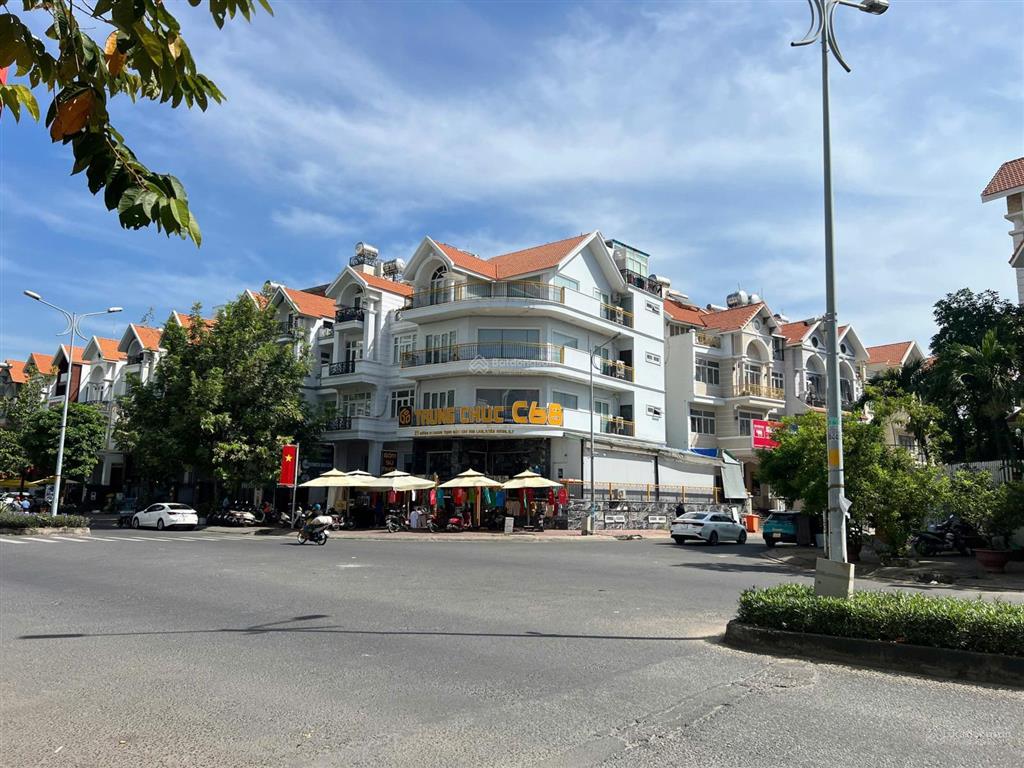 Hot cho thuê căn góc 2 mt siêu vip himlam dt 200m2 có thang máy giá 130tr  0908 935 ***