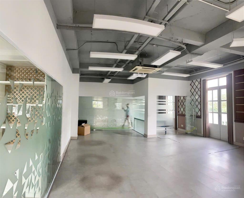 Cho thuê 200tr cặp biệt thự him lam dt 20x20m dtsd 1000m2 tk chuẩn vp, có tm  0908 935 ***