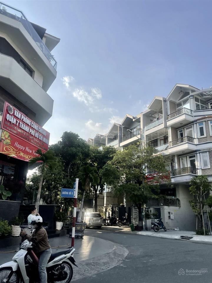 Bán nhà căn góc kề nguyễn thị thập himlam dt 137,5m2 có tm bán gấp 51 tỷ  0908 935 ***