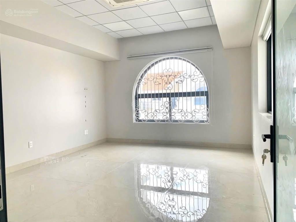 Cho thuê biệt thự himlam cao cấp, tk văn phòng, có thang máy dt 10x20m2 giá 95tr  0908 935 ***