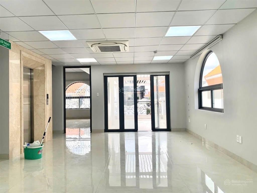 Cho thuê biệt thự himlam cao cấp, tk văn phòng, có thang máy dt 10x20m2 giá 95tr  0908 935 ***