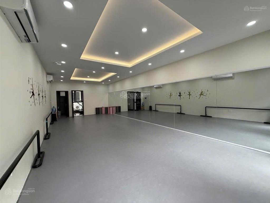 Cho thuê nhà himlam mới + tk văn phòng + có thang máy giá tốt 55tr/th  0908 935 ***