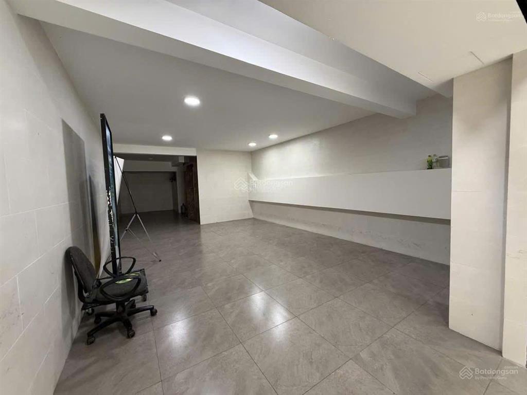 Cho thuê nhà himlam mới + tk văn phòng + có thang máy giá tốt 55tr/th  0908 935 ***