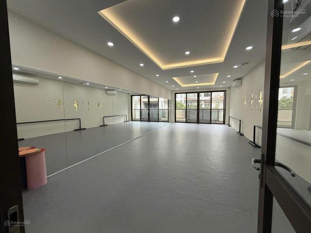 Cho thuê nhà himlam mới + tk văn phòng + có thang máy giá tốt 55tr/th  0908 935 ***