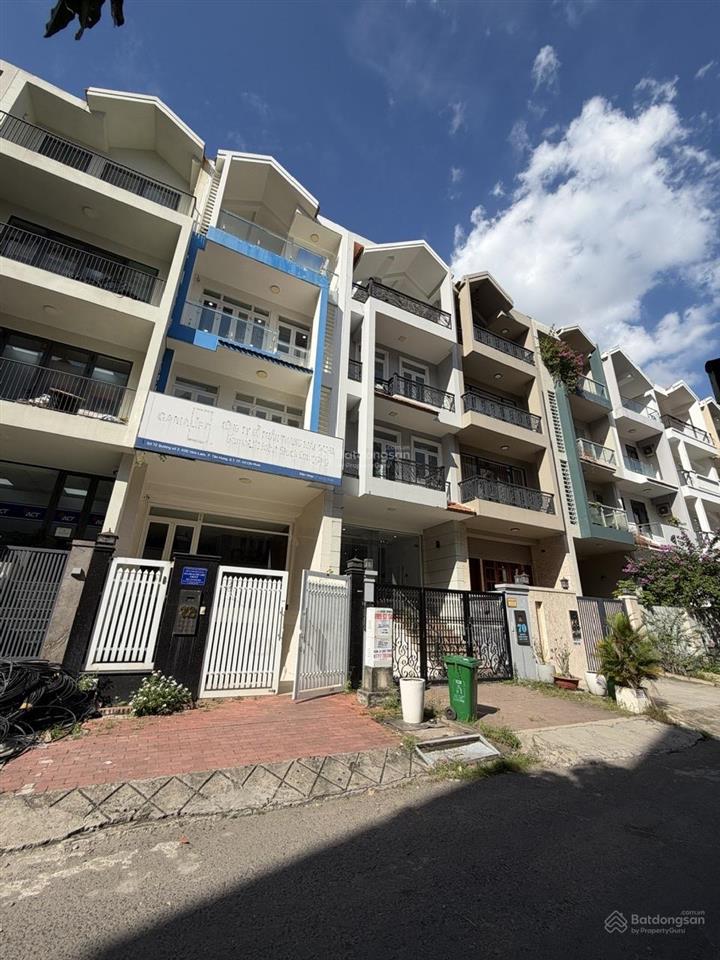 Bán 27,5 tỷ nhà phố 100m2 himlam cách mt hoàng trọng mậu vài căn  0908 935 ***