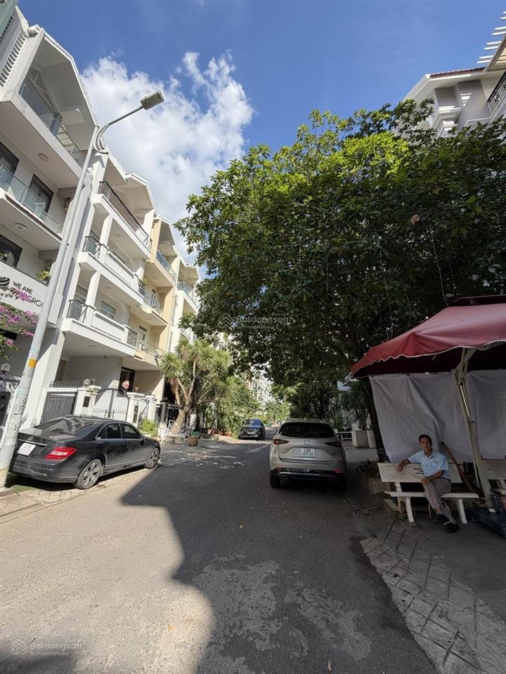 Bán 27,5 tỷ nhà phố 100m2 himlam cách mt hoàng trọng mậu vài căn  0908 935 ***