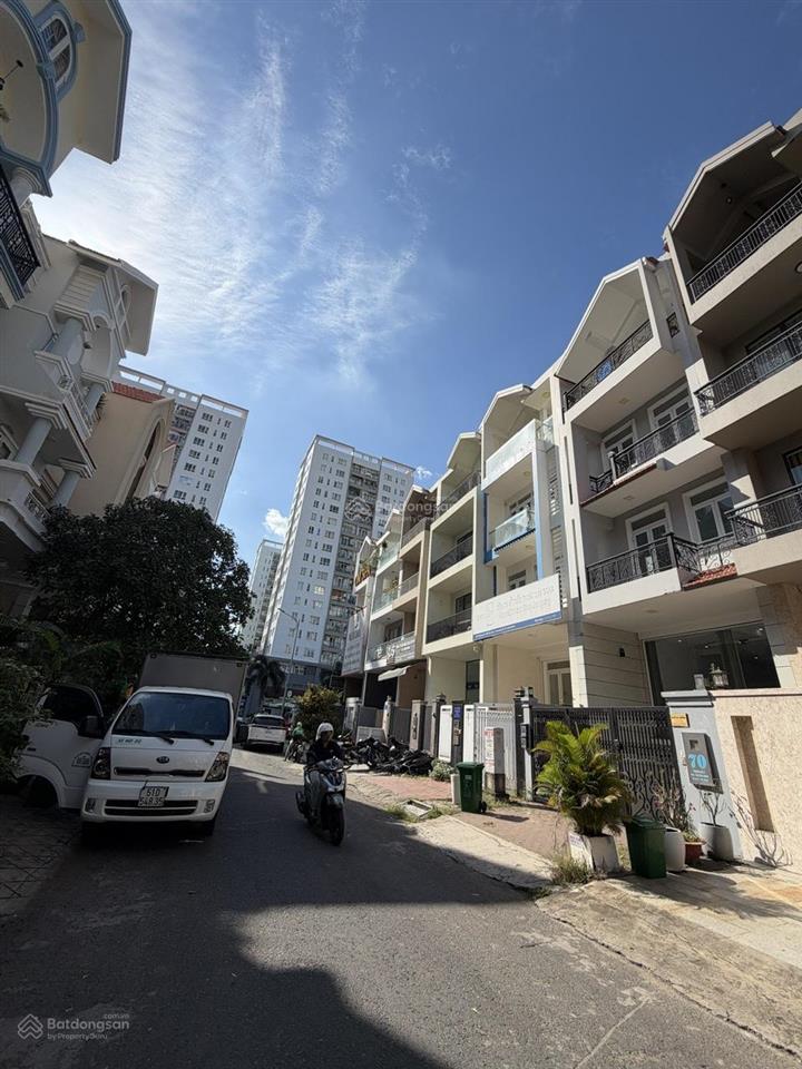 Bán 27,5 tỷ nhà phố 100m2 himlam cách mt hoàng trọng mậu vài căn  0908 935 ***