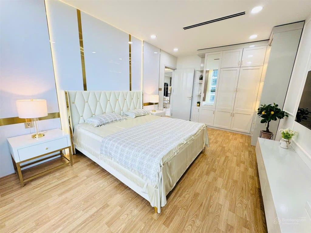 Bán gấp căn hộ 4pn tại vinhomes central park, 18tỷ dt 142m2