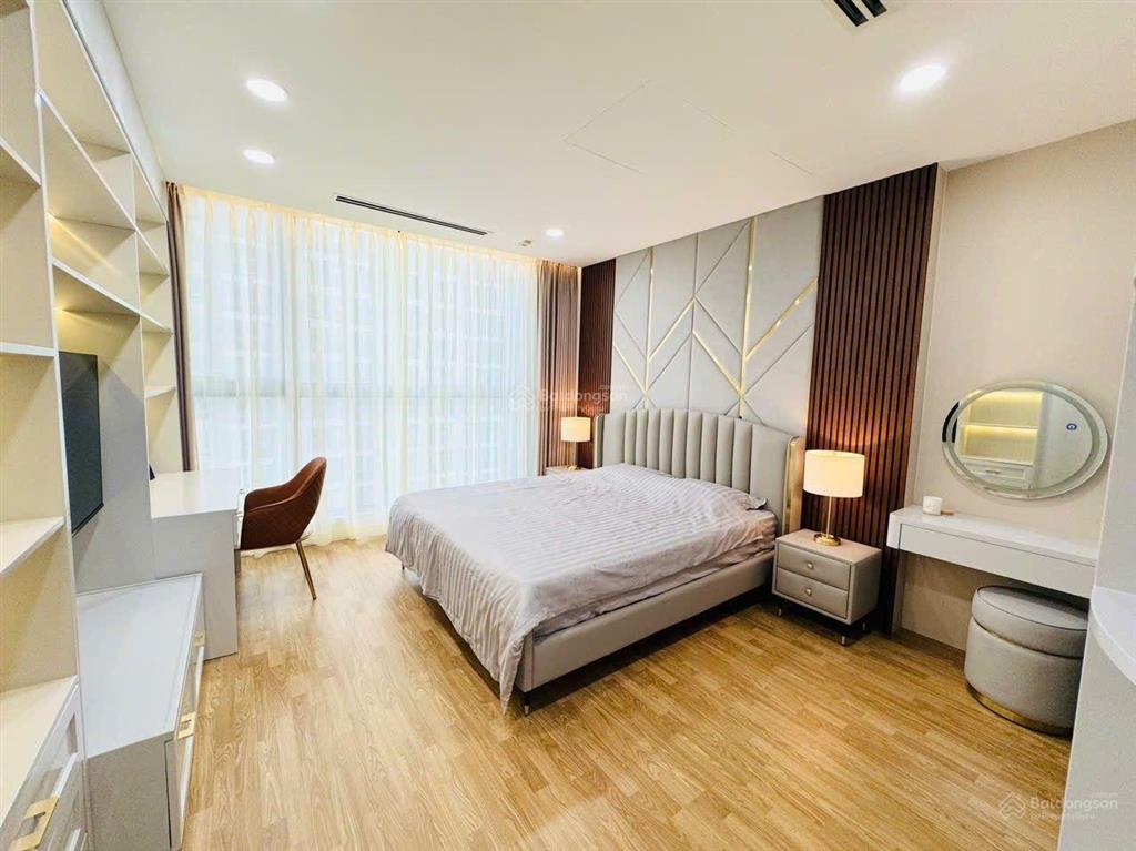 Bán gấp căn hộ 4pn tại vinhomes central park, 18tỷ dt 142m2