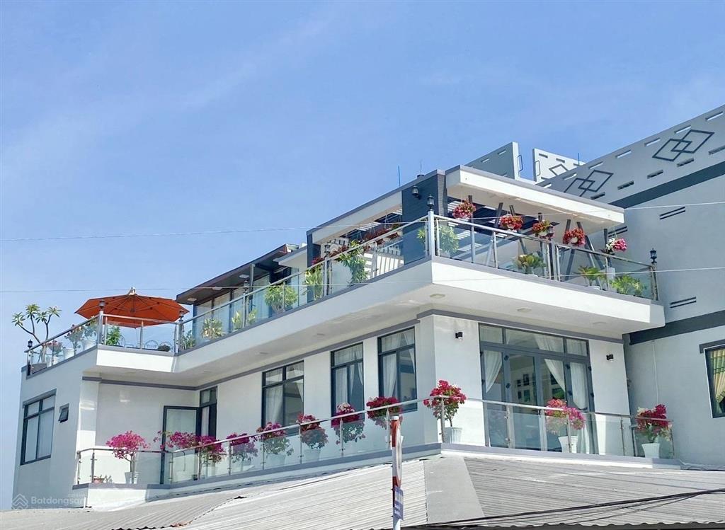 Biệt thự nhà mặt tiền kinh doanh siêu đỉnh ngay chợ gò công  full nội thất mới chỉ 8.5 tỷ.