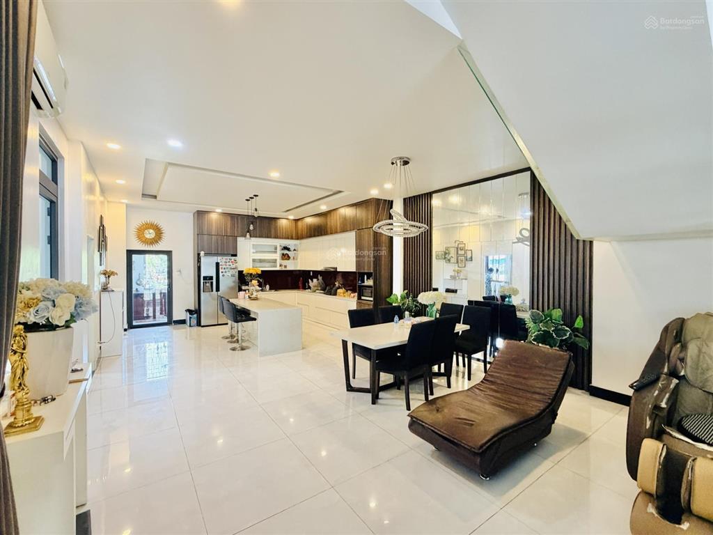 Biệt thự nhà mặt tiền kinh doanh siêu đỉnh ngay chợ gò công  full nội thất mới chỉ 8.5 tỷ.