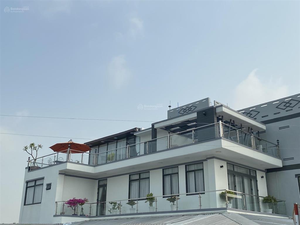 Biệt thự nhà mặt tiền kinh doanh siêu đỉnh ngay chợ gò công  full nội thất mới chỉ 8.5 tỷ.