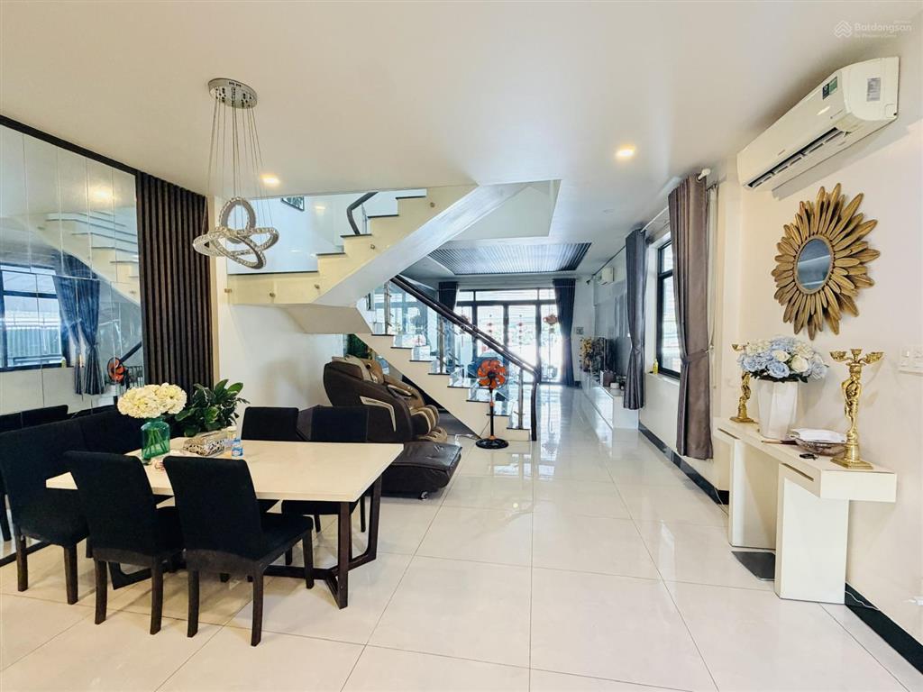 Biệt thự nhà mặt tiền kinh doanh siêu đỉnh ngay chợ gò công  full nội thất mới chỉ 8.5 tỷ.