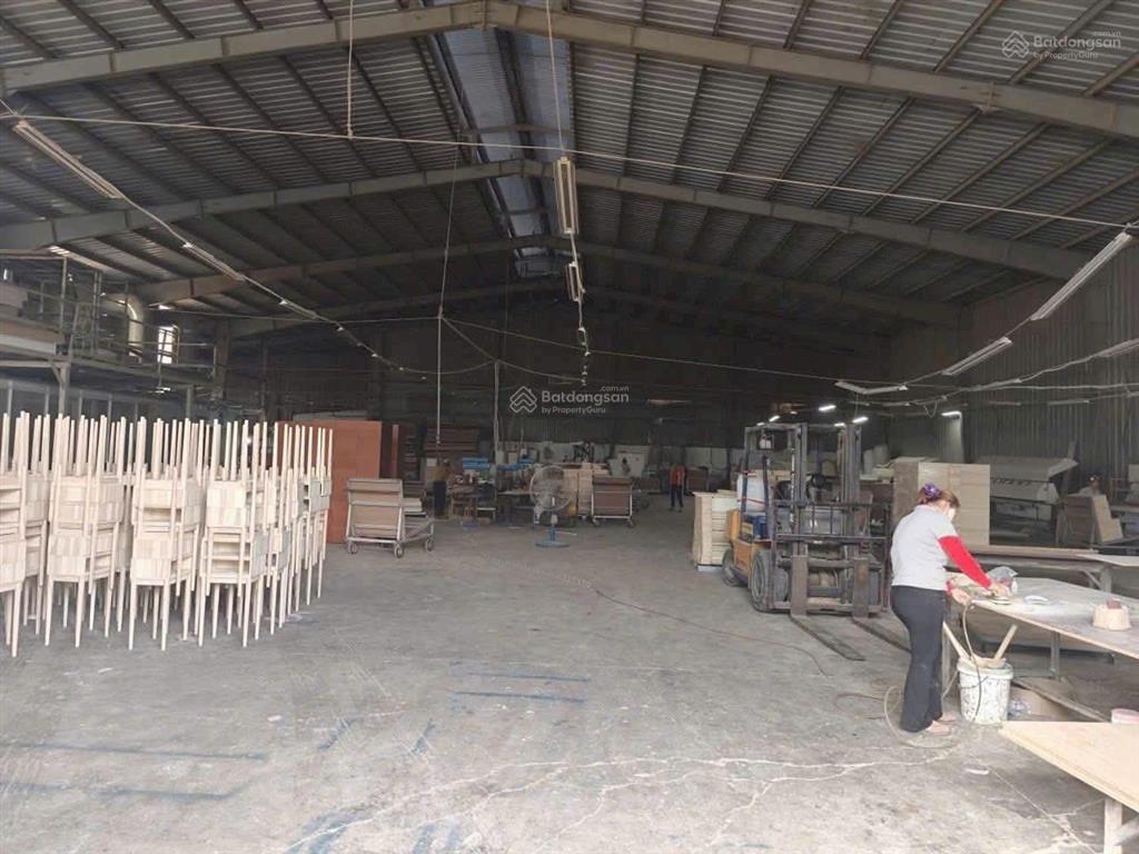 Cho thuê nhà xưởng 1300m quận 12. xe container giá 65tr có xuất vat