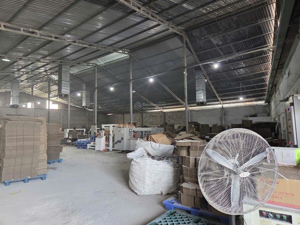 Cho thuê nhà xưởng 1300m quận 12. xe container giá 65tr có xuất vat