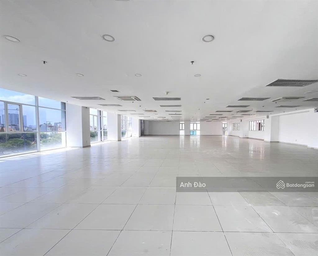 Cho thuê văn phòng góc 2 mặt tiền đồng khởi  lê thánh tôn quận 1