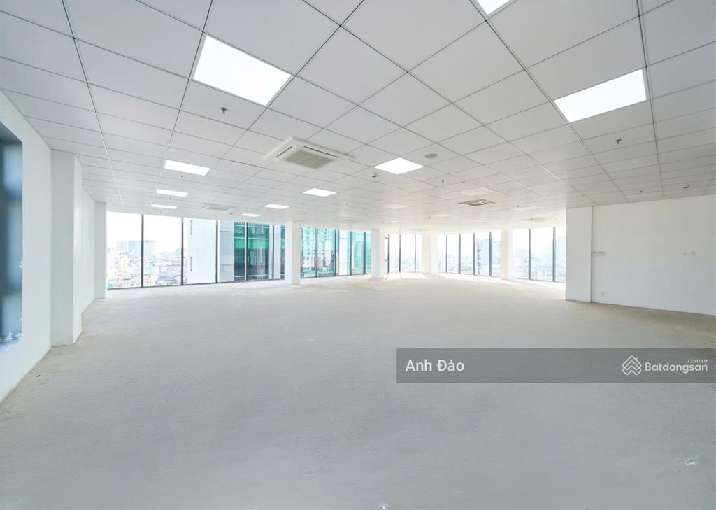 Building mới xây góc 2 mặt tiền khu sân bay  2.500m2 sàn hầm 5 lầu giá tốt
