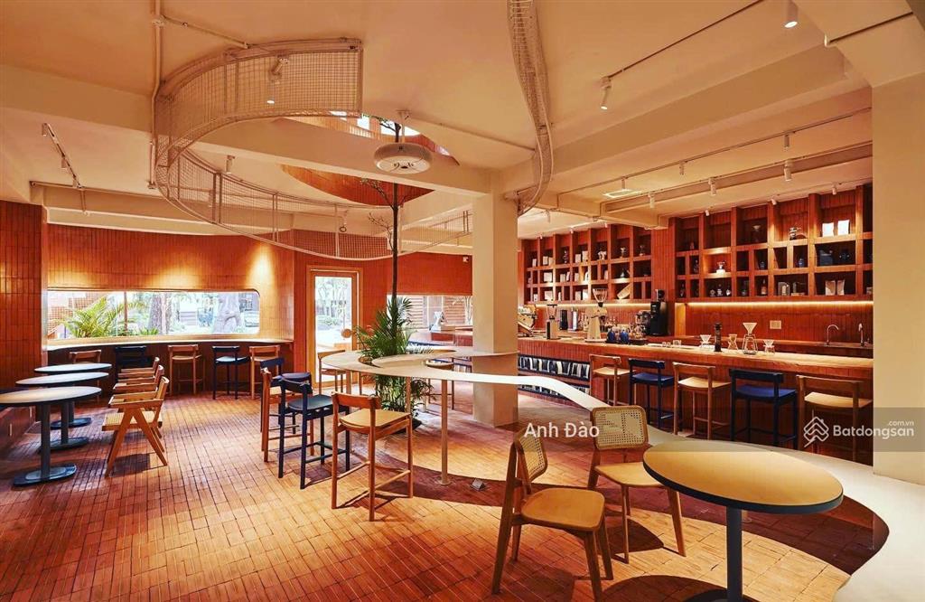 Villa ngang lớn 10m  mặt tiền nguyễn thông quận 3 ngay vòng xoay dân chủ
