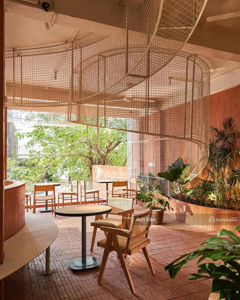 Villa ngang lớn 10m  mặt tiền nguyễn thông quận 3 ngay vòng xoay dân chủ
