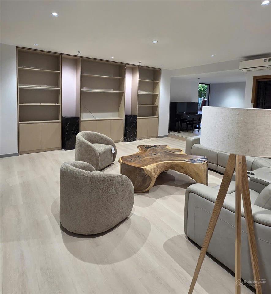 Cho thuê penthouse 368m2 5pn5wc full nt giá 50tr còn tl siêu rộng tại đức khải quận 7