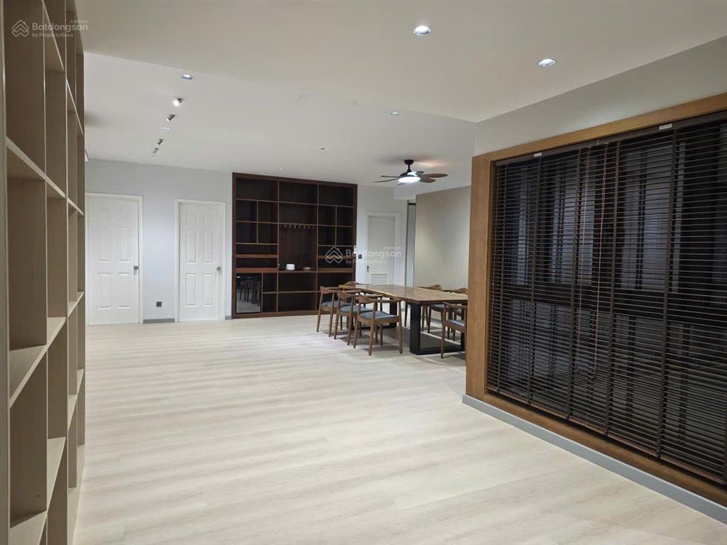 Cho thuê penthouse 368m2 5pn5wc full nt giá 50tr còn tl siêu rộng tại đức khải quận 7
