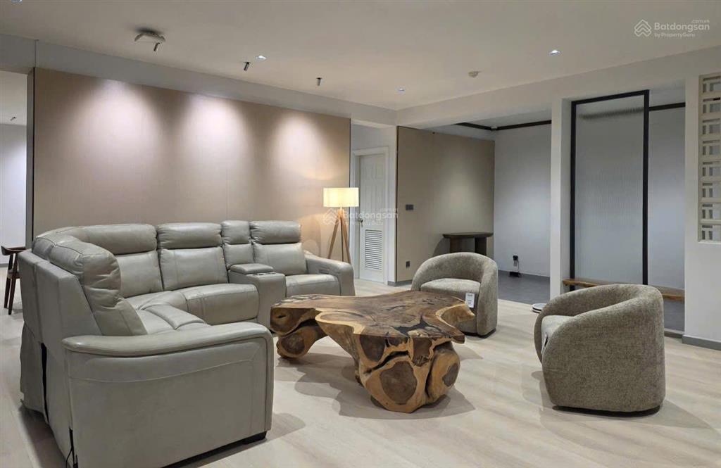Cho thuê penthouse 368m2 5pn5wc full nt giá 50tr còn tl siêu rộng tại đức khải quận 7