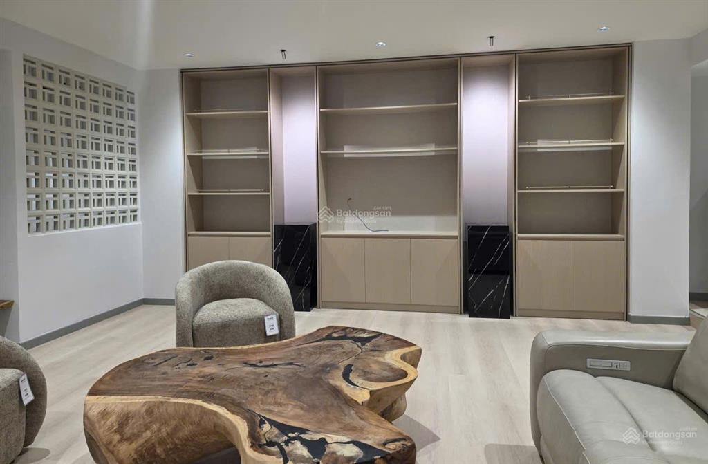 Cho thuê penthouse 368m2 5pn5wc full nt giá 50tr còn tl siêu rộng tại đức khải quận 7