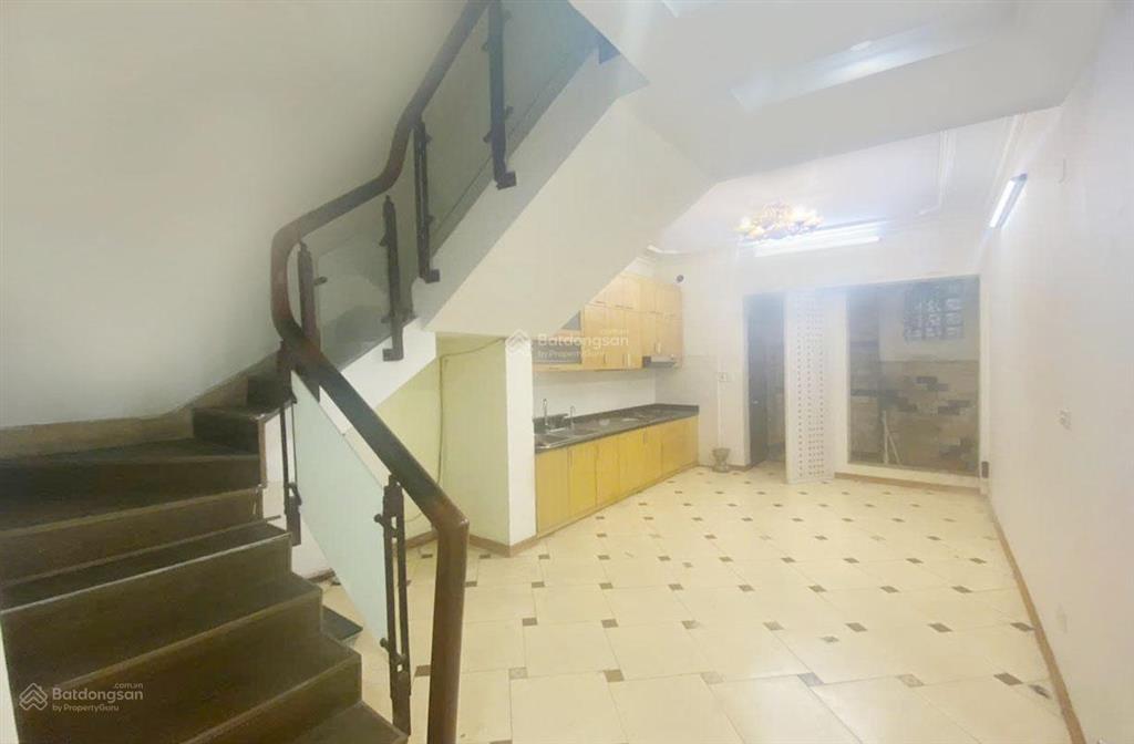 Cho thuê nhà p.hoàng quốc việt  nhà đẹp 60m2 mặt ngõ rộng  20m ra phố vừa ở vửa làm vp 15tr/tháng