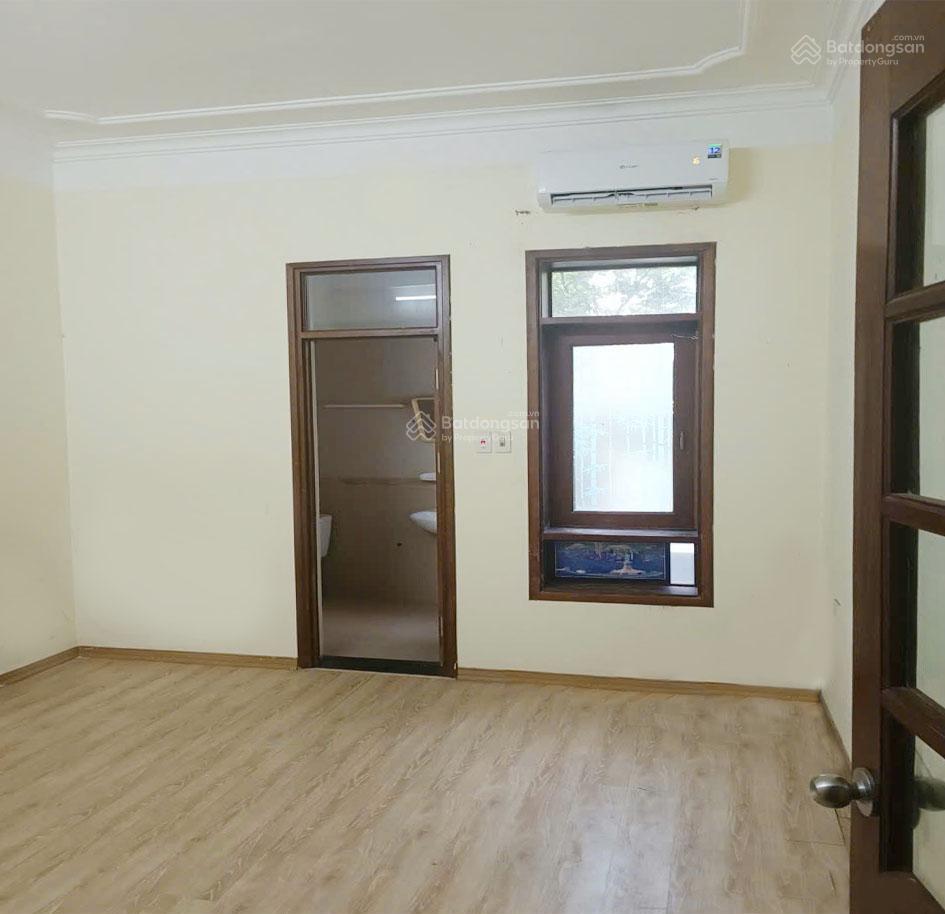 Cho thuê nhà p.hoàng quốc việt  nhà đẹp 60m2 mặt ngõ rộng  20m ra phố vừa ở vửa làm vp 15tr/tháng