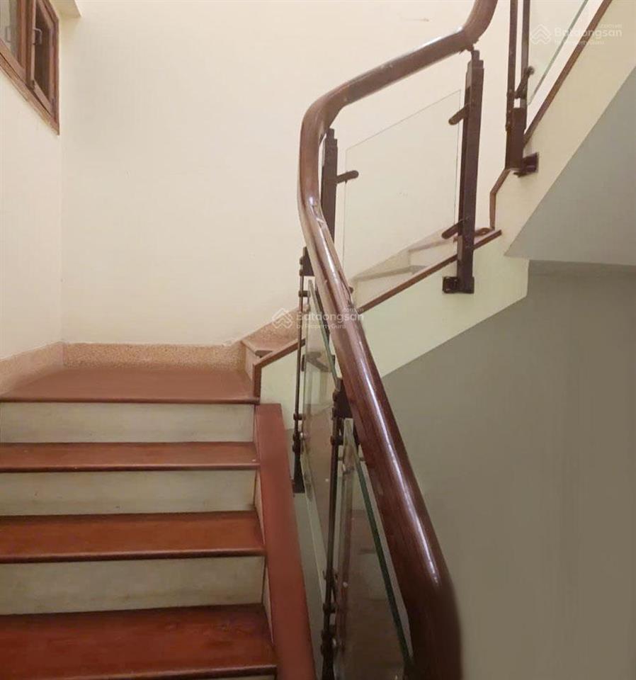Cho thuê nhà p.hoàng quốc việt  nhà đẹp 60m2 mặt ngõ rộng  20m ra phố vừa ở vửa làm vp 15tr/tháng