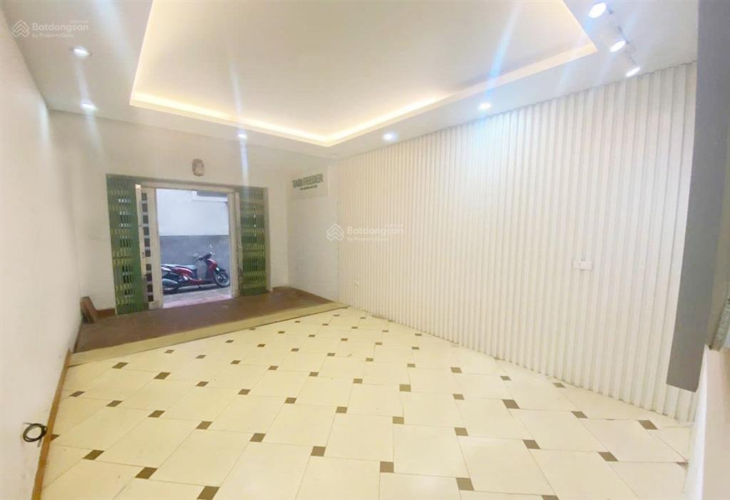 Cho thuê nhà p.hoàng quốc việt  nhà đẹp 60m2 mặt ngõ rộng  20m ra phố vừa ở vửa làm vp 15tr/tháng