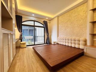 Phố nguyễn văn cừ  nhà đẹp 5 tầng, 3 ngủ mới tinh  mặt ngõ rộng  cách 20m ra phố giá12tr/tháng
