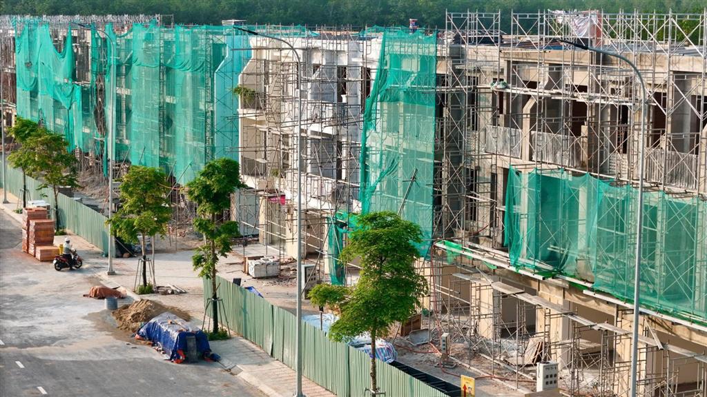 Bán nhà phố xây sẵn 70m2 (5x15) giá 2 tỷ 7  khu compound cao cấp lan anh avenue kề kcn vsip 3