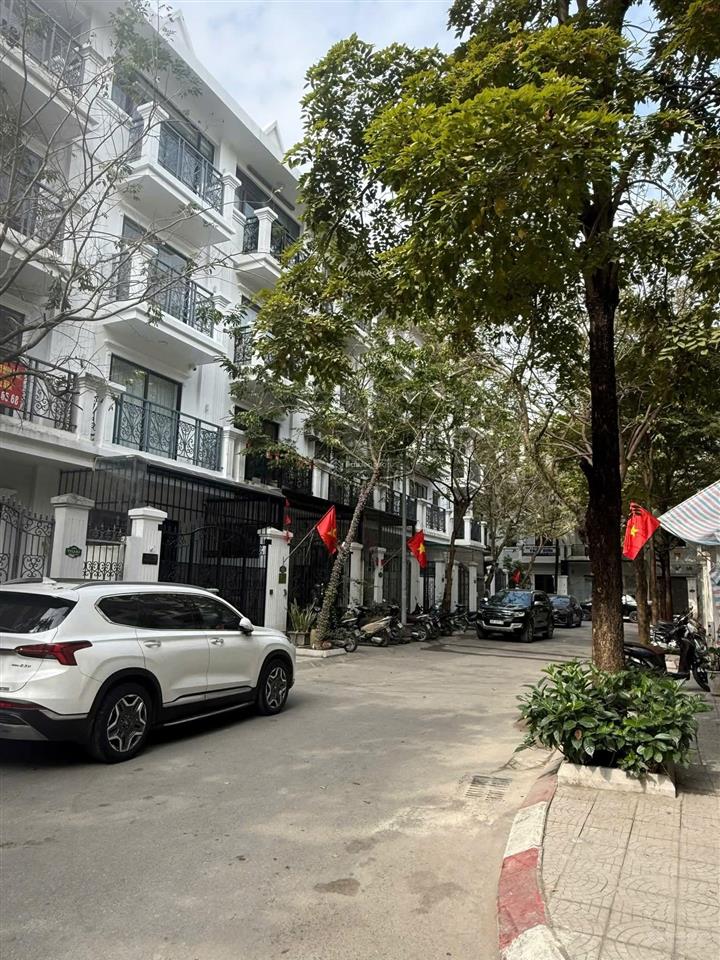 Cho thuê nhà lk đtm đại kim, hoàng mai. 83m2 x 5t, thông sàn, thang máy, ô tô, kd, giá 39tr/ tháng.