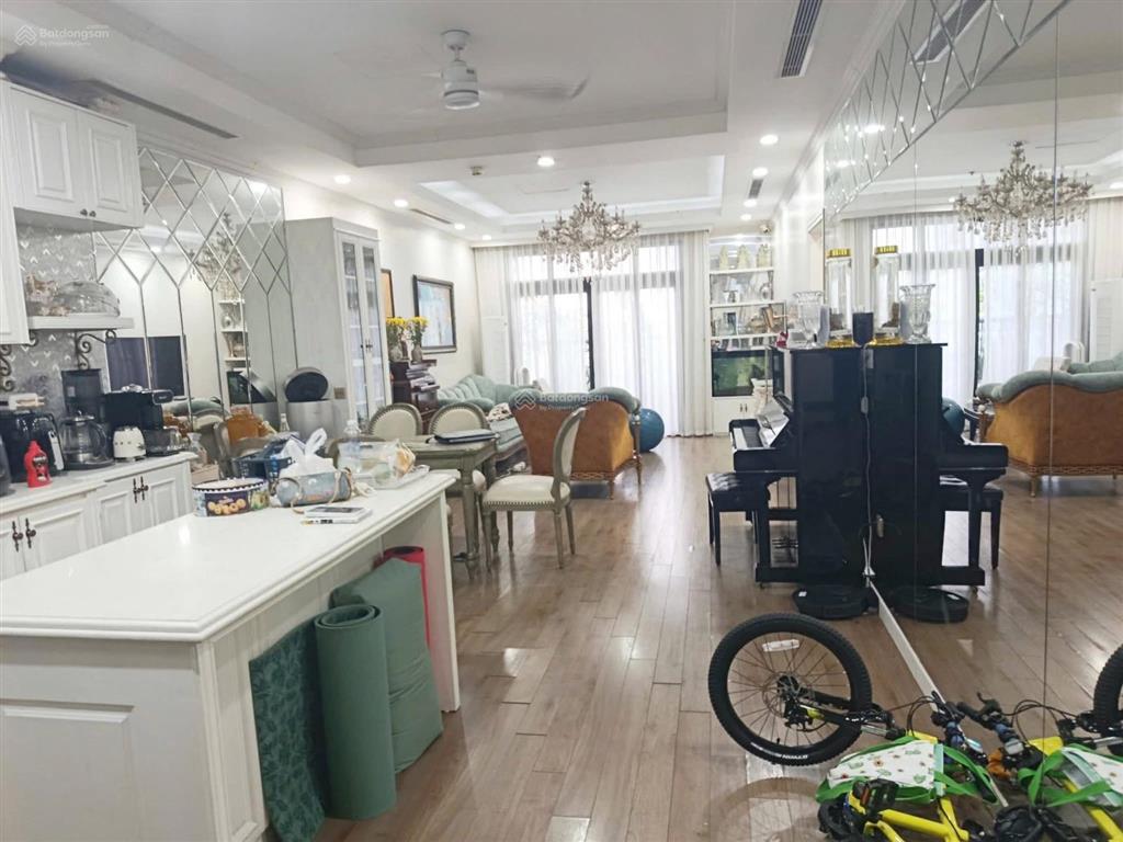 Cần bán căn hộ 2n tòa r5 royal city, 124m2, tầng trung, nội thật y hình ảnh, giá bán 16.4 tỷ có tl.