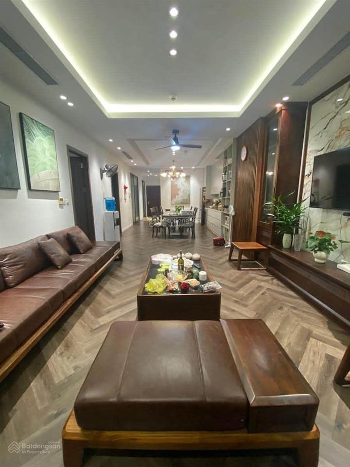 Cần bán căn hộ cao cấp 4n tòa r1, royal city, nguyễn trãi. 131m2 nội thất sịn, tầng trung. giá 17.5