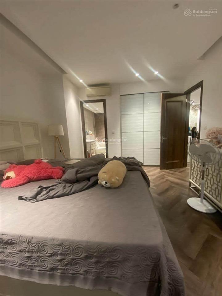Cần bán căn hộ cao cấp 4n tòa r1, royal city, nguyễn trãi. 131m2 nội thất sịn, tầng trung. giá 17.5