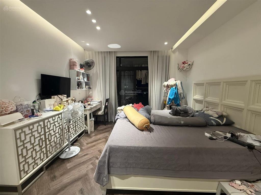 Bán gấp căn hộ 4n tòa r2b royal city nguyễn trãi, thanh xuân. 131m2 tâng trung, nt đẹp, giá 16.9 tỷ