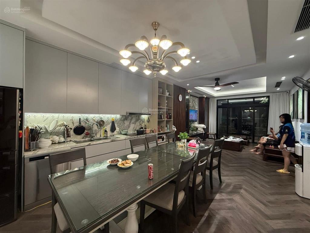 Bán gấp căn hộ 4n tòa r2b royal city nguyễn trãi, thanh xuân. 131m2 tâng trung, nt đẹp, giá 16.9 tỷ