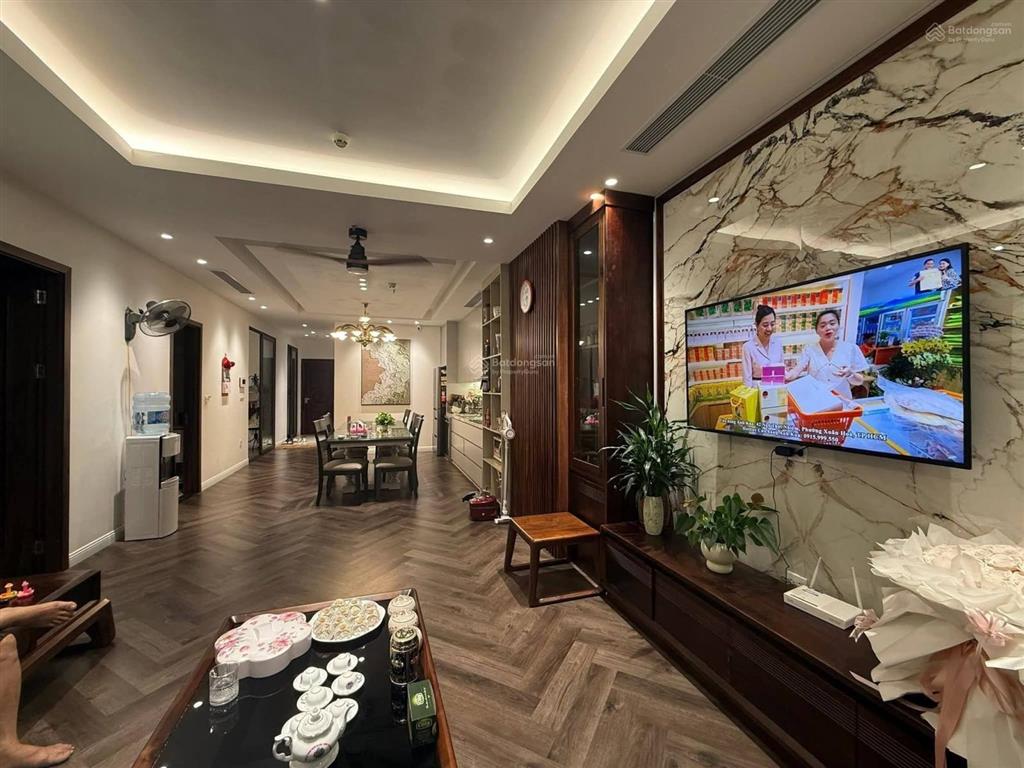 Bán căn hộ 4n tòa r2 royal city, thanh xuân. 131m2, nội thất víp và tầng đẹp, giá 16.9 tỷ có tl.