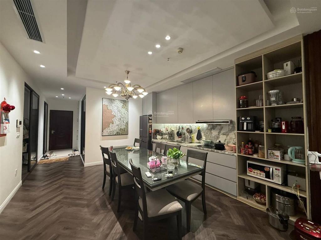 Bán căn hộ 4n tòa r2 royal city, thanh xuân. 131m2, nội thất víp và tầng đẹp, giá 16.9 tỷ có tl.