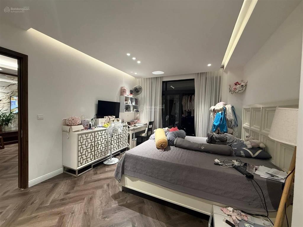 Bán căn hộ 4n tòa r2 royal city, thanh xuân. 131m2, nội thất víp và tầng đẹp, giá 16.9 tỷ có tl.